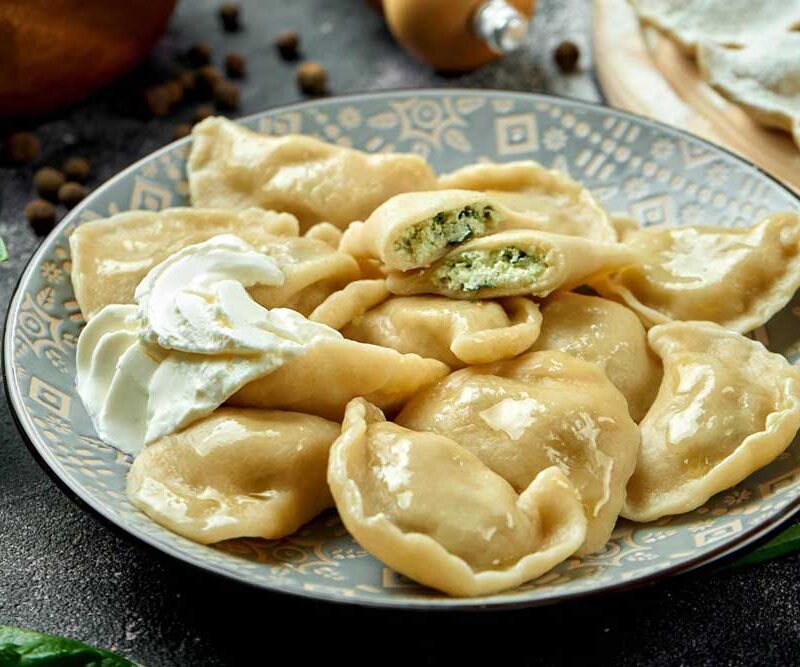 Varenyky au fromage frais et aux herbes salé