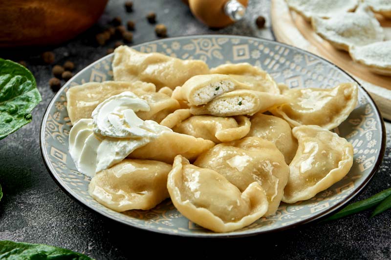 Varenyky au fromage frais et aux herbes salé