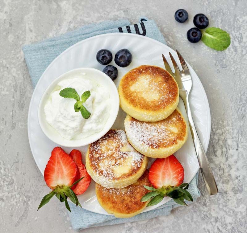 Syrnyky sucrés à la vanille avec crème fraîche